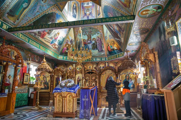 Pessoas Visitam Igreja Primavera Milagrosa Santa Ana Convento São Nicolau — Fotografia de Stock