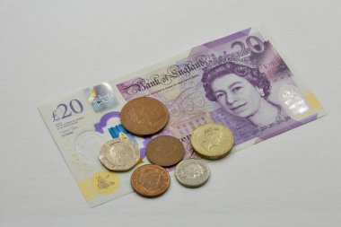 İngiliz 20 sterlin banknot ve paralar beyaza yakın. Kraliçe II. Elizabeth 'in Portresi.