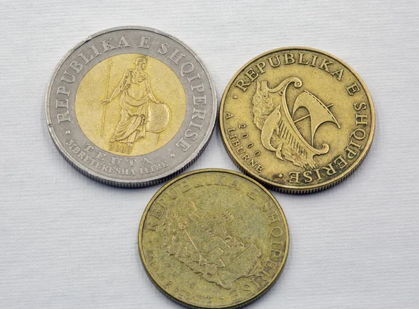 一套旧的阿尔巴尼亚旧硬币10 20和100列克特写在白色上 — 图库照片
