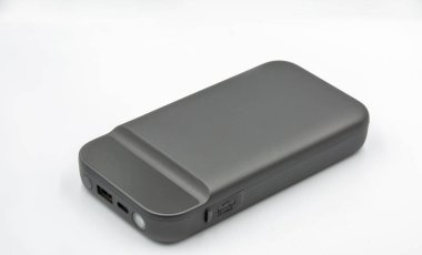 Taşınabilir araba atlayıcısı beyaza yakın çekim yapıyor. Acil durum şarj güçlendiricisi. Modern güç bankası bataryası.