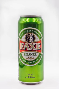 Kyiv, Ukrayna - 24 Nisan 2021: Faxe Danimarka birası beyaz arka plana yakın çekilebilir. Faxe ya da Fakse, Danimarka 'nın doğu kesiminde, Zealand adasında bir şehirdir..