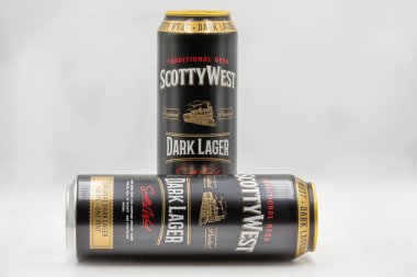 Kyiv, Ukrayna - 24 Nisan 2021: Scotty West lager bira kutuları beyaz arka plana yakın çekim. Yapımcılığını Letonyalı Cesu Alus üstlendi..