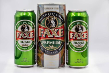 Kyiv, Ukrayna - 24 Nisan 2021: Faxe Premium Danish Collectors Item pilsner bira kutuları beyaz arka plana yakın plan. Faxe ya da Fakse, Danimarka 'nın doğu kesiminde, Zealand adasında bir şehirdir..