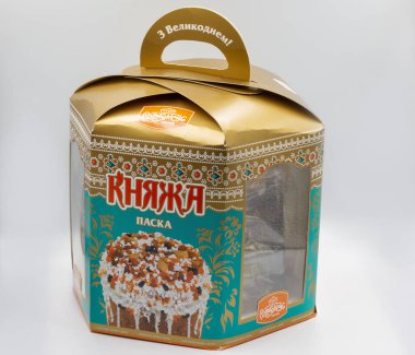 Kyiv, Ukrayna - 08 Mayıs 2021: Rumianets Fırını 'nın stüdyo çekimi, Paskalya Ekmeği Knyazha, kuru kayısılar ve ceviz paketleriyle beyaz arka plana yakın çekim. Rumianets Fırını 2003 yılında faaliyete başladı.