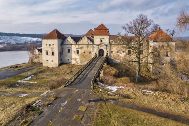 Ukrayna 'daki Svirzh Kalesi üzerinde hava manzarası. 15. yüzyılda Lviv bölgesinde güçlendirilmiş bir aristokratik konuttur..