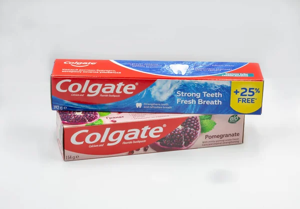 Kyiv Ukraine October 2021 Colgate Pomegranate Calcium Fluoride Toothpaste Packs — Stockfoto