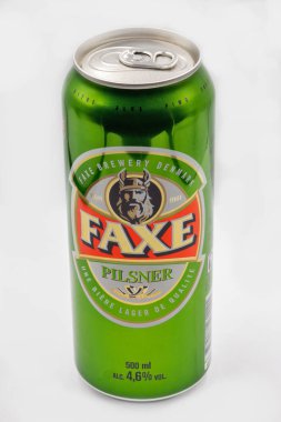 Kyiv, Ukrayna - 02 Ekim 2021: Faxe Danimarka birası beyaz arka plana yakın çekilebilir. Faxe ya da Fakse, Danimarka 'nın doğu kesiminde, Zealand adasında bir şehirdir..