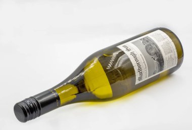 Kyiv, Ukrayna - 23 Şubat 2022: Marlborough Sun Chardonnay 'in stüdyo çekimi Yeni Zelanda' da beyaz şarap şişesi kapanıyor.