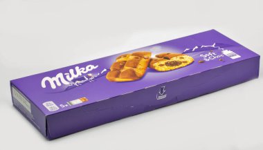 Kyiv, Ukrayna - 06 Mayıs 2022: Milka Soft ve Choc 'un stüdyo çekimi, çikolataları beyazlara yakın plan. Milka, 1901 yılında İsviçre 'de üretilen bir çikolata markasıdır..