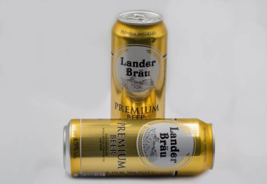 Kyiv, Ukrayna - 24 Haziran 2022: Hollanda İniş Aracı Brau Premium bira kutularının çekimleri.