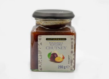 Corfu, Yunanistan - 15 Ağustos 2021: Hatherwood Plougmans eriği ve elma turşusu kavanozunun beyaz üzerine yakın plan çekimi.