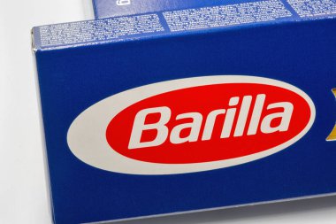 Kyiv, Ukrayna - 24 Nisan 2022: Beyaz pakete yakın plan Barilla makarna logosu. Barilla S.P.A. dünyanın en büyük makarna üreticisi olan bir İtalyan gıda şirketidir..