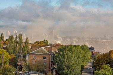 Kyiv, Ukrayna - 10 Ekim 2022: Rus füze saldırısından sonra şehir merkezinden yoğun duman yükseliyor. Ukrayna 'da Savaş.