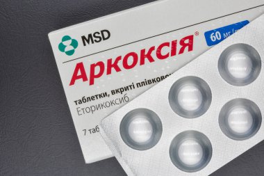 Kyiv, Ukrayna - 16 Temmuz 2022: Arcoxia 60 mg Etoricoxib tabletleri, MSD 'nin yakın çekim ürünü. Cyclooxygenase-2 (COX-2) seçici inhibitörü. İltihap önleyici.