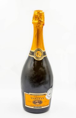 Kyiv, Ukrayna - 23 Ağustos 2021: Moldova Şatosu 'nun Stüdyo çekimi Vartely marka köpüklü şarap şişesi beyaz üzerine yakın plan.