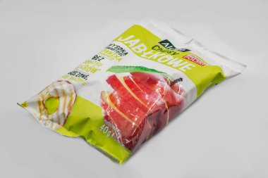 Kyiv, Ukrayna - 24 Eylül 2022: Alesto Polonyalı elma cipslerinin stüdyo çekimi.