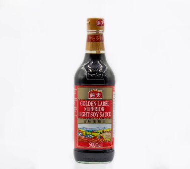 Kyiv, Ukrayna - 12 Eylül 2021: Haday Golden Label Superior Light Soy Souce 'un beyaz arka plandaki stüdyo çekimi.