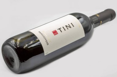 Kyiv, Ukrayna - 02 Ekim 2021: Tini Sangiovese di Romagna DOC stüdyo çekimi İtalyan kırmızı şarap şişesi beyaz arka plana yakın çekim.