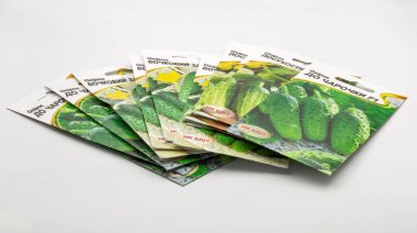 Kyiv, Ukrayna - 06 Mayıs 2022: Bahçede salatalık yetiştirmek için elit tohum setlerinin stüdyo çekimi.