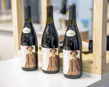 Kyiv, Ukrayna - 02 Kasım 2021: Doğu Avrupa 'da şarap ve içki pazarının ana etkinliği olan Şarap ve Ruhlar Sergisi' ndeki Ermeni Voskeni Şarap standında şarap şişeleri.