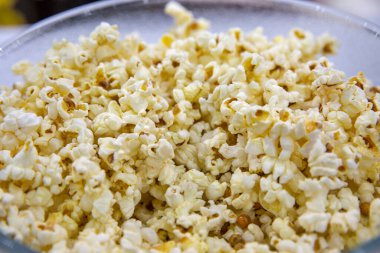 Patlamış mısırı cam kasenin üstünde yakın plan çekimde pişirdim.