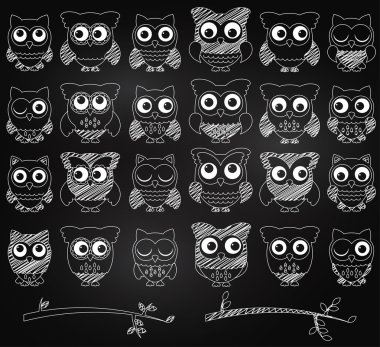 Kara tahta stil vektör kümesi sevimli baykuşlar ve dalları