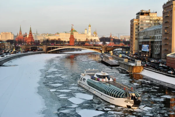 Kreml, parníku na řece Moskva — Stock fotografie