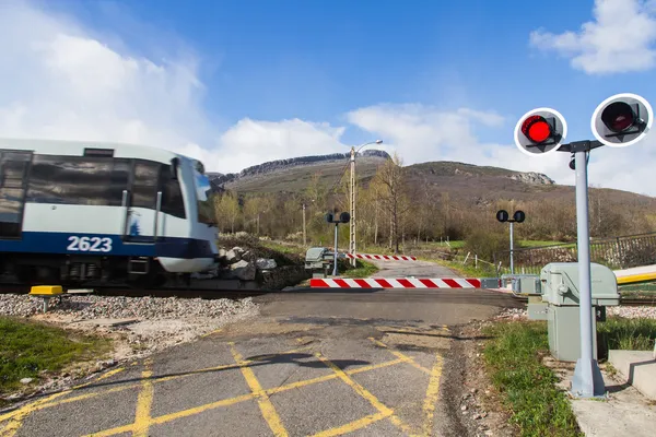 Trafik tecken och hinder plankorsning road Royaltyfria Stockbilder