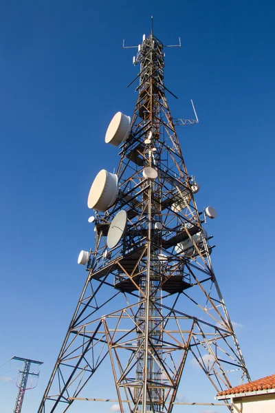 Telekommunikation tornet med parabolantenner — Stockfoto