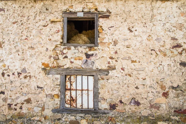 Okno nebo ústa sena venkovské stavby — Stock fotografie