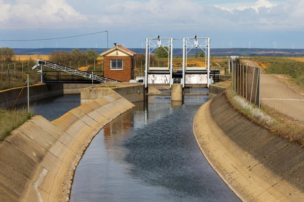 Puertas en el canal de riego — Foto de Stock