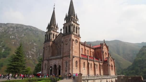 Turister och trogna i basilikan i covadonga. Asturias. Spanien — Stockvideo