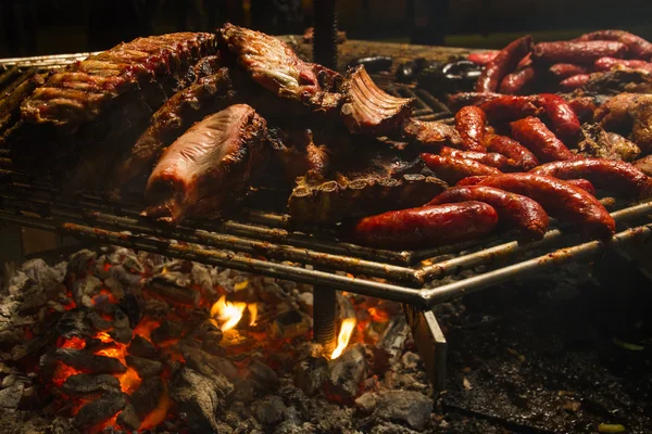 Grillfleisch angezündet Stockbild