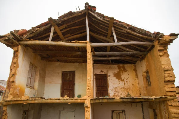 Cama vieja arruinada — Foto de Stock