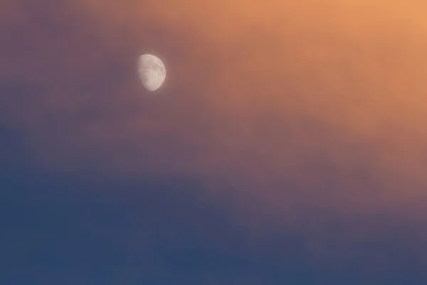 Gün batımında moon — Stok fotoğraf