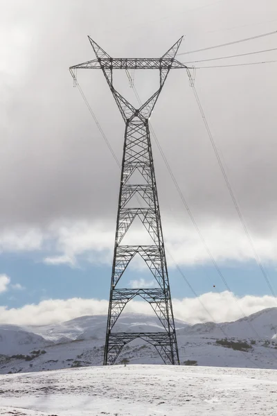 Strommast im Schnee — Stockfoto