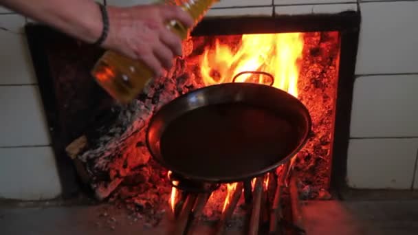 Cocinar una paella — Vídeo de stock