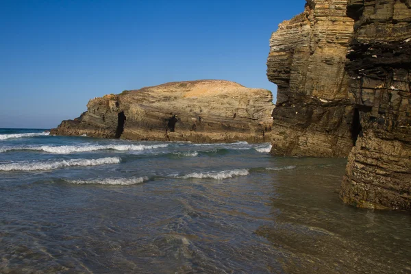 プラヤ・デ・ラス・カテドラレスの海岸沿いの岩 — ストック写真