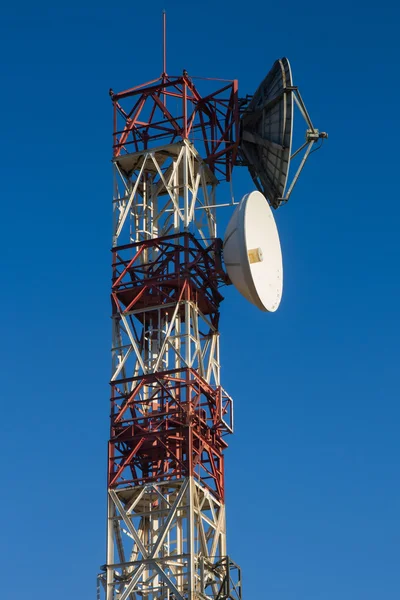 Telekomunikační věž s parabolických antén — Stock fotografie