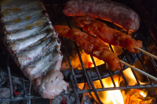 Detail Van Rib Vlees Spiesen Worsten Sissend Grill Vuur — Stockfoto
