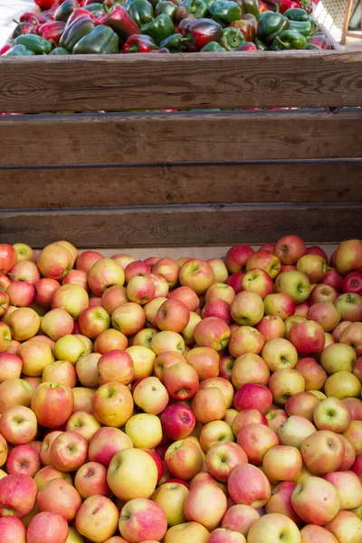 Volně Ložený Trh Jablky Zaseknutý Dřevěné Bedně — Stock fotografie