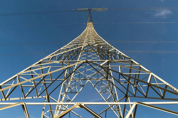 青空を背景に下から見える配電塔 — ストック写真