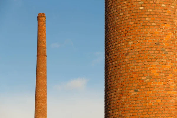 レンガやタイルに建てられた古いレンガ工場煙突 夜明けの光 — ストック写真