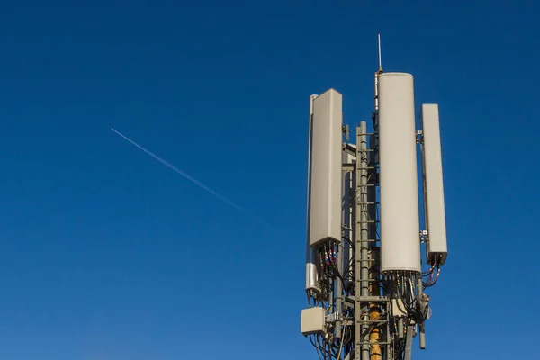 Antény Mobilních Telefonů Střecha Budovy Letadlo Směřující Dno — Stock fotografie