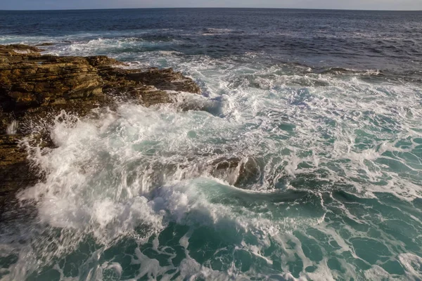 Weißer Schaum Hämmernder Wellen Gegen Felsen Der Küste — Stockfoto
