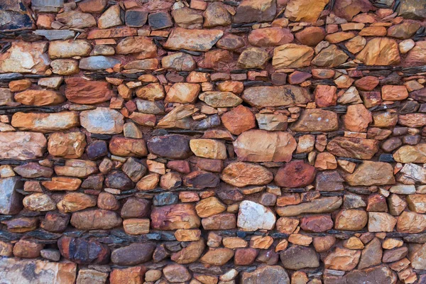 Stenvägg Med Rödaktiga Kanter Och Plattor Oxider — Stockfoto