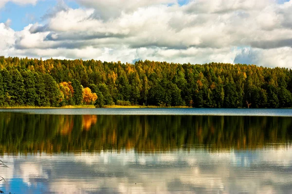 湖の秋の風景 ストック画像