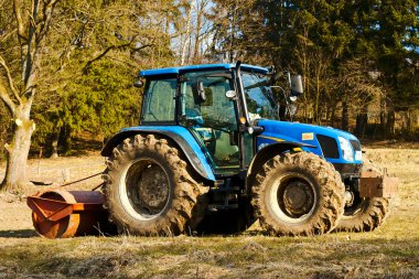 Bir tarlada traktör