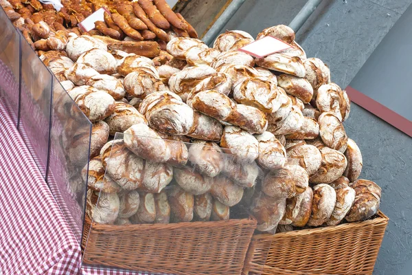 Delicious, fresh bread in the basket — Stock Photo, Image