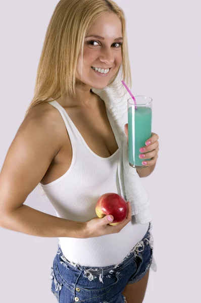 Mulher com uma bebida refrescante de maçã — Fotografia de Stock